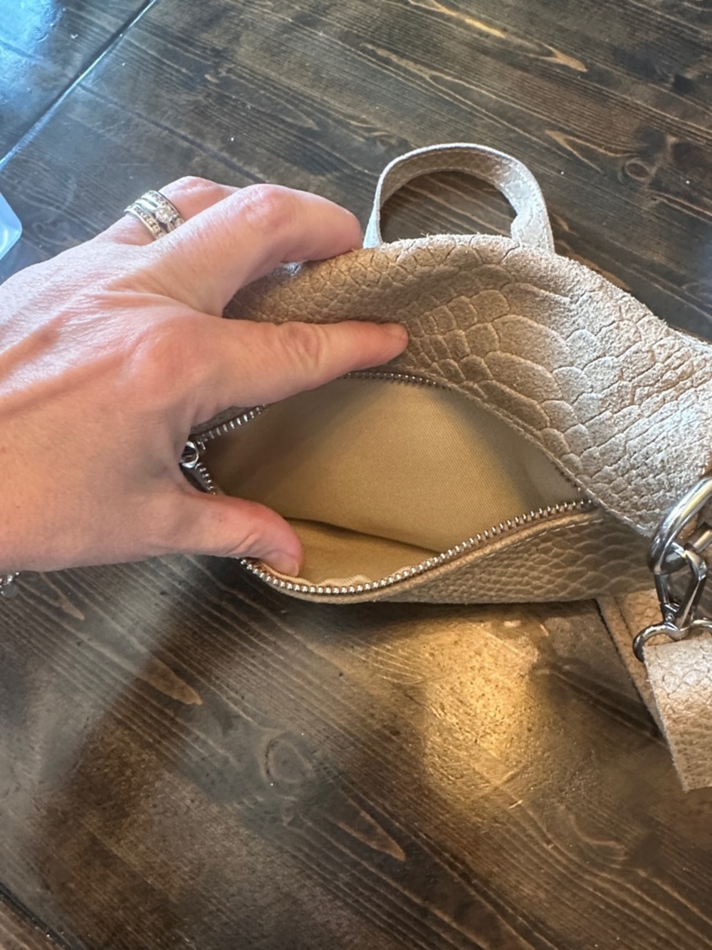 Debbie Katz snakeskin Textured Taupe Crossbody sling Bag with Adjustable Strap - Picture 3 of 5